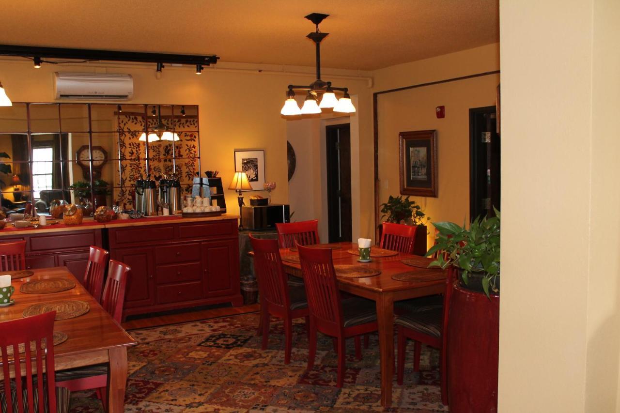 Iowa House Historic Inn Ames Eksteriør billede