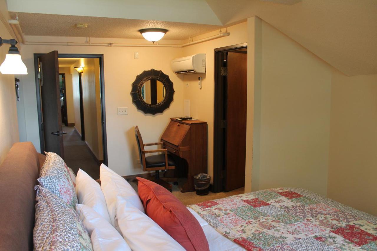 Iowa House Historic Inn Ames Eksteriør billede