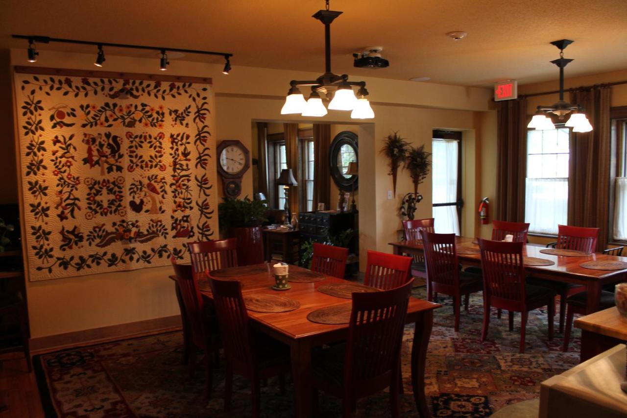 Iowa House Historic Inn Ames Eksteriør billede