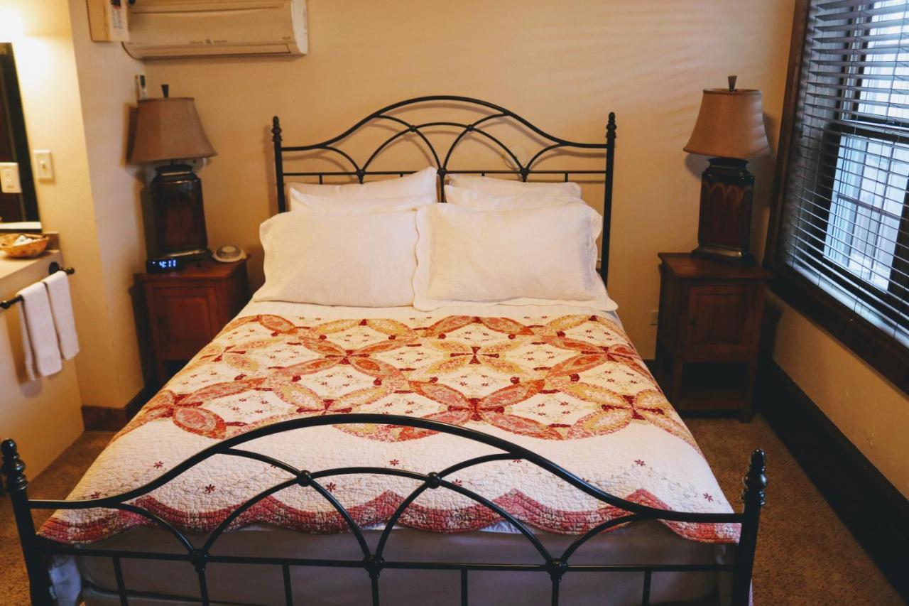 Iowa House Historic Inn Ames Eksteriør billede