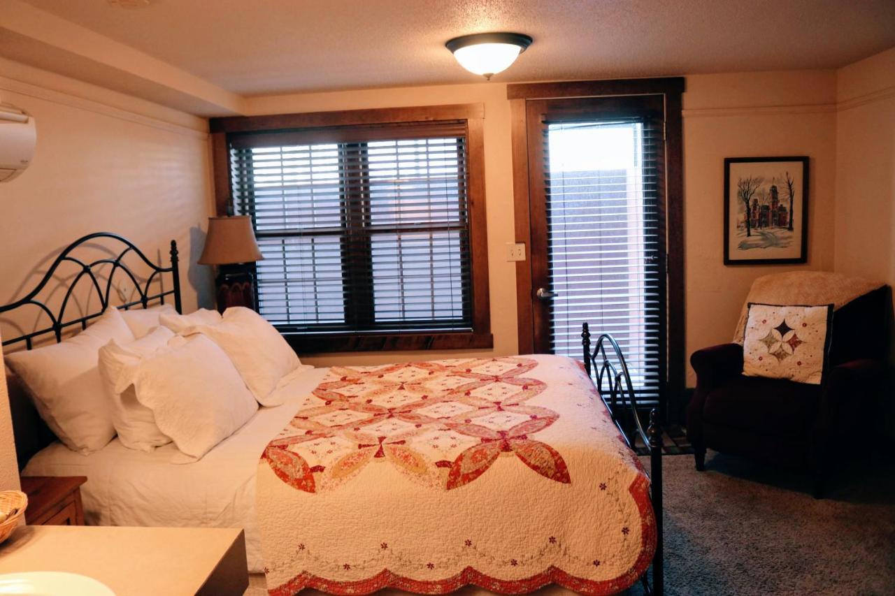 Iowa House Historic Inn Ames Eksteriør billede